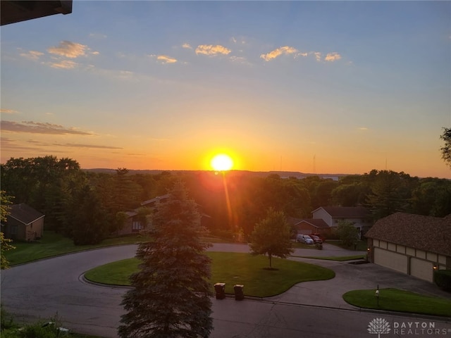 1952 Tait Circle Rd, Dayton, OH 45429 - surrounding community with curved driveway and a yard