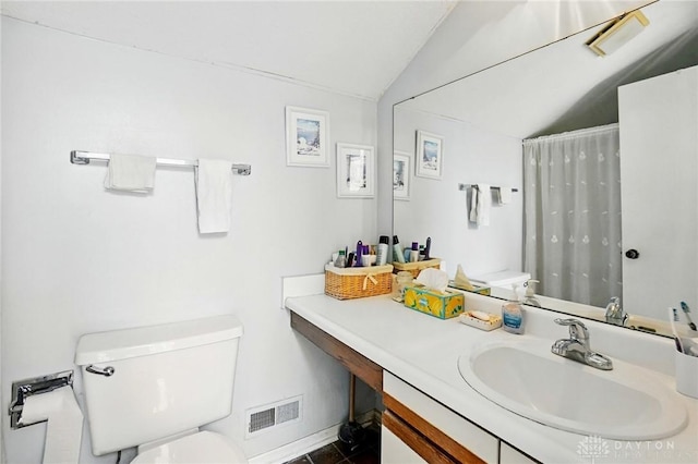 3127 Gracemore Ave, Kettering, OH 45420 - full bath featuring vaulted ceiling, vanity, and curtained shower