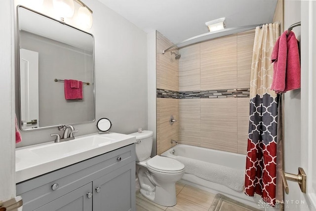 6814 Rushleigh Rd, Englewood, OH 45322 - full bath featuring shower / tub combo and vanity