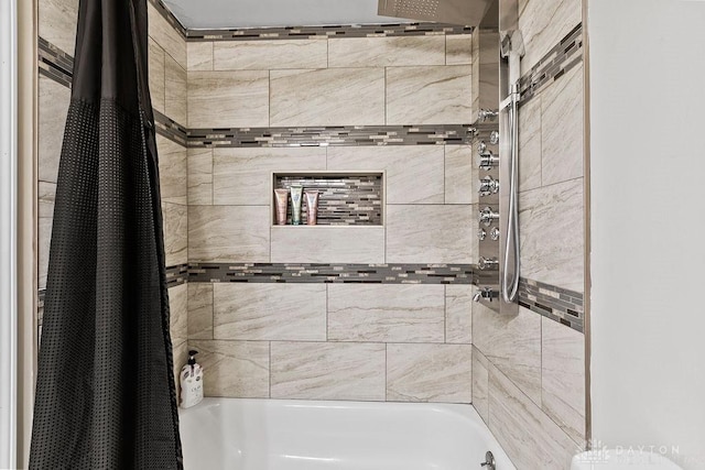 6814 Rushleigh Rd, Englewood, OH 45322 - full bath featuring shower / bath combination with curtain