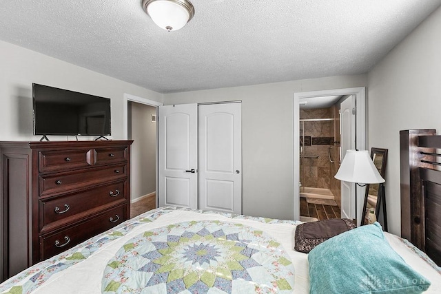 6814 Rushleigh Rd, Englewood, OH 45322 - bedroom featuring ensuite bathroom and a textured ceiling