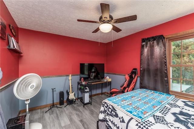 2025 Seneca Dr, Troy, OH 45373 - bedroom featuring wood finished floors, a textured ceiling, and ceiling fan