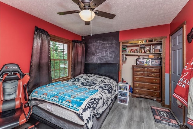 2025 Seneca Dr, Troy, OH 45373 - bedroom with wood finished floors, a textured ceiling, and a ceiling fan