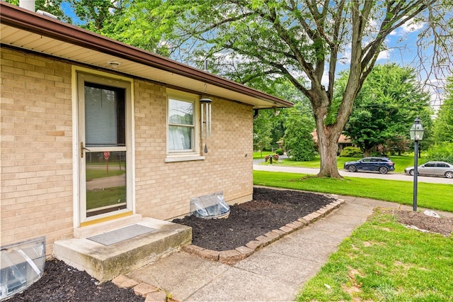 8684 Woodview Dr, Cincinnati, OH 45231 - property entrance featuring a yard and brick siding