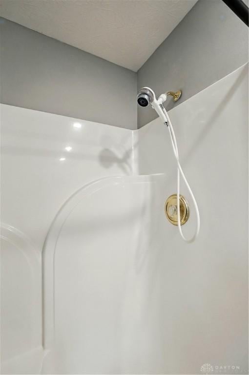 5015 Riverview Ave, Middletown, OH 45042 - detailed view of a shower