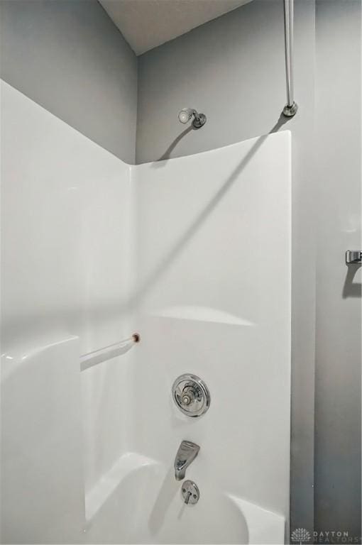 5015 Riverview Ave, Middletown, OH 45042 - bathroom with bathing tub / shower combination
