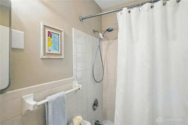 2540 Acorn Dr, Kettering, OH 45419 - full bathroom featuring shower / bathtub combination with curtain and a wainscoted wall