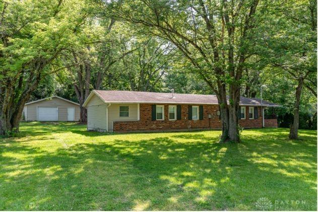 7293 Ellenridge Dr, Franklin, OH 45005 - single story home with a garage, an outbuilding, brick siding, and a front yard