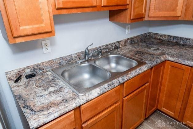 7293 Ellenridge Dr, Franklin, OH 45005 - kitchen with brown cabinets