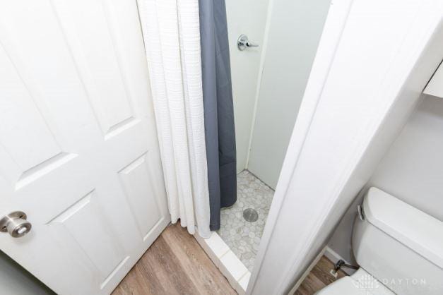 7293 Ellenridge Dr, Franklin, OH 45005 - full bath with a shower stall and wood finished floors
