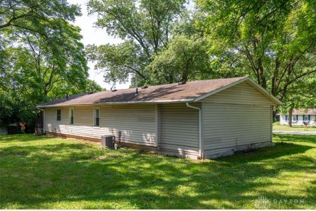 7293 Ellenridge Dr, Franklin, OH 45005 - view of side of property featuring a yard