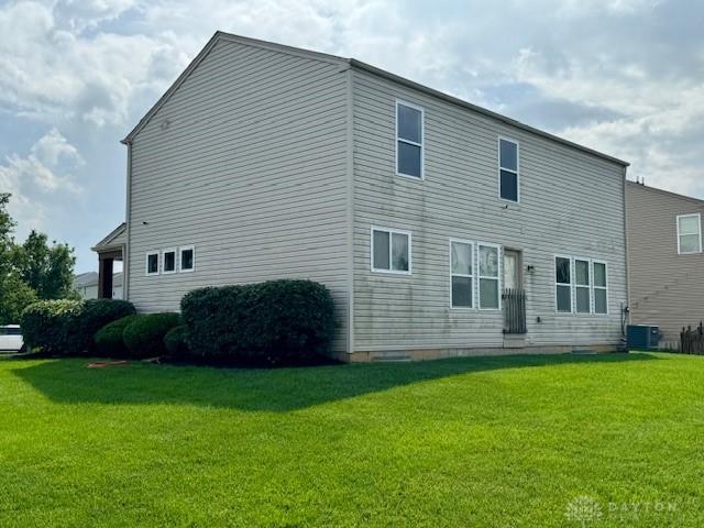 6460 Woodcreek Dr, Middletown, OH 45042 - rear view of house with a yard
