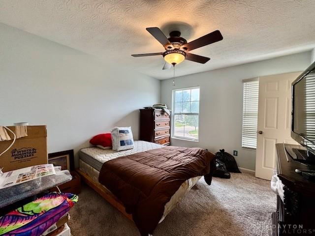 6460 Woodcreek Dr, Middletown, OH 45042 - bedroom featuring carpet floors, a ceiling fan, and a textured ceiling
