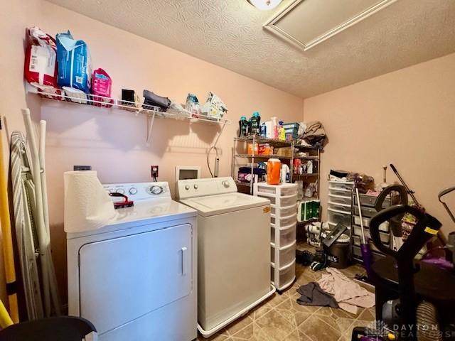 6460 Woodcreek Dr, Middletown, OH 45042 - laundry area with washer and clothes dryer and a textured ceiling
