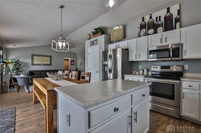 11 Green Meadow Ct, Franklin, OH 45005 - kitchen with stainless steel appliances, a chandelier, dark wood finished floors, a textured ceiling, and backsplash