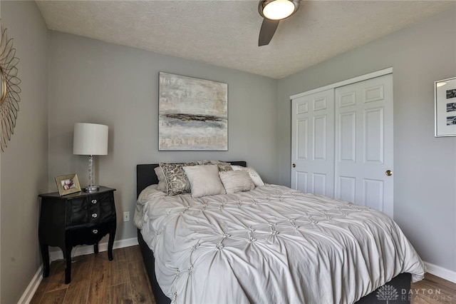 11 Green Meadow Ct, Franklin, OH 45005 - bedroom featuring a closet, dark wood finished floors, a ceiling fan, and a textured ceiling