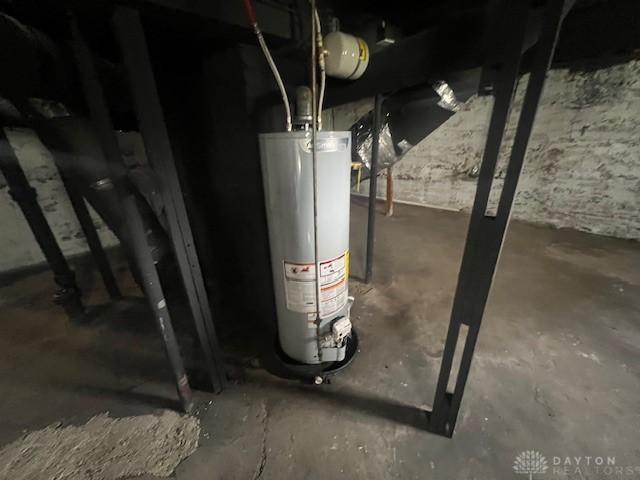 904 Crawford St, Middletown, OH 45044 - unfinished basement with water heater