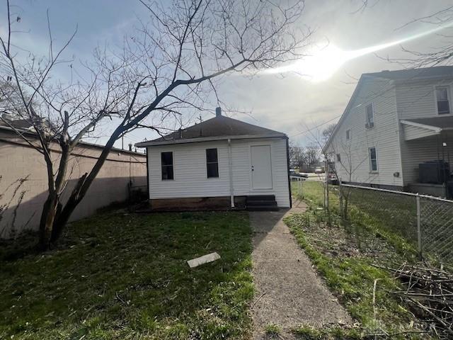 904 Crawford St, Middletown, OH 45044 - back of property featuring entry steps and a fenced backyard