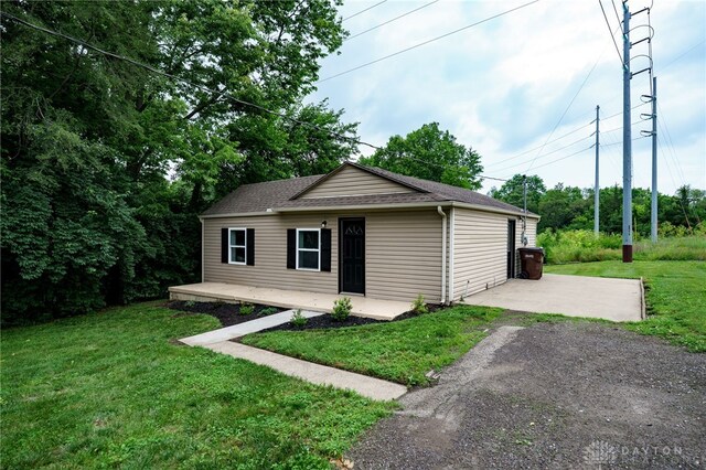 1717 Pershing Ave, Middletown, OH 45044 - ranch-style house with a front yard and roof with shingles