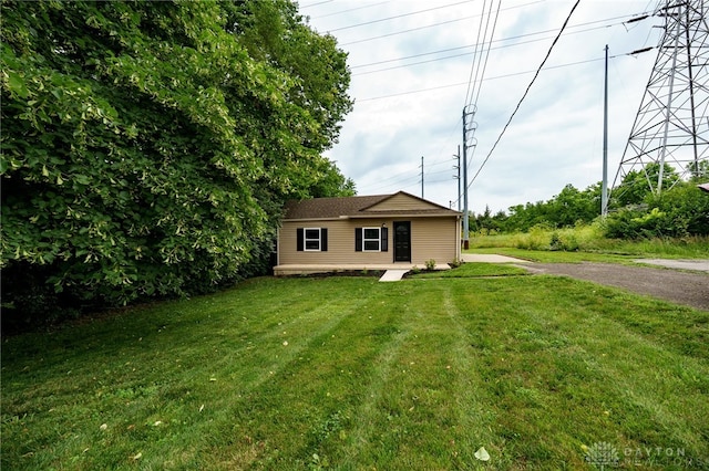 1717 Pershing Ave, Middletown, OH 45044 - view of front of house featuring a front yard and driveway