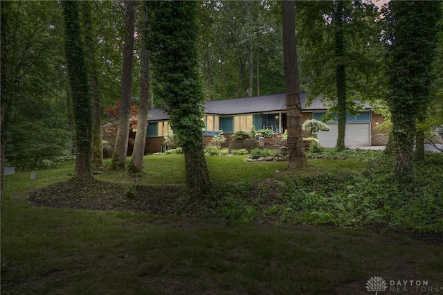 923 Lewis Creek Ct, Xenia, OH 45385 - ranch-style house with a front yard and an attached garage