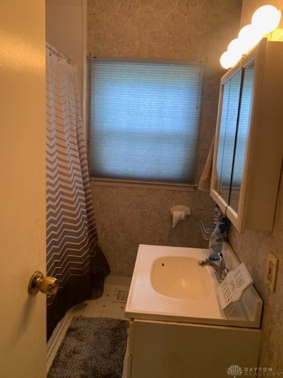 2222 Koebel Rd, Columbus, OH 43207 - bathroom with vanity and curtained shower