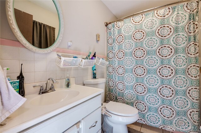 4675 Dearth Rd, Franklin Twp, OH 45005 - full bathroom featuring vanity, tile walls, and curtained shower