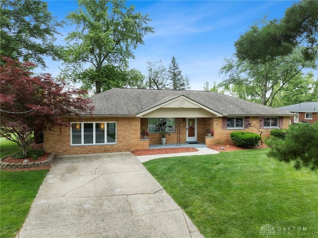 440 David Ln, Mason, OH 45040 - single story home featuring brick siding, driveway, a front yard, covered porch, and roof with shingles