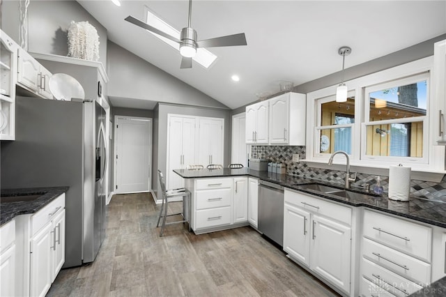 440 David Ln, Mason, OH 45040 - kitchen with stainless steel appliances, tasteful backsplash, white cabinets, a peninsula, and a ceiling fan