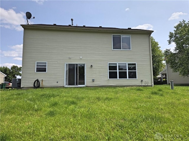8736 Gingerwood Ct, Franklin, OH 45005 - rear view of house with a lawn