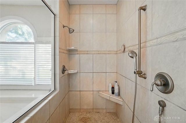 655 Devanshae Ct, Hamilton, OH 45013 - bathroom with tiled shower