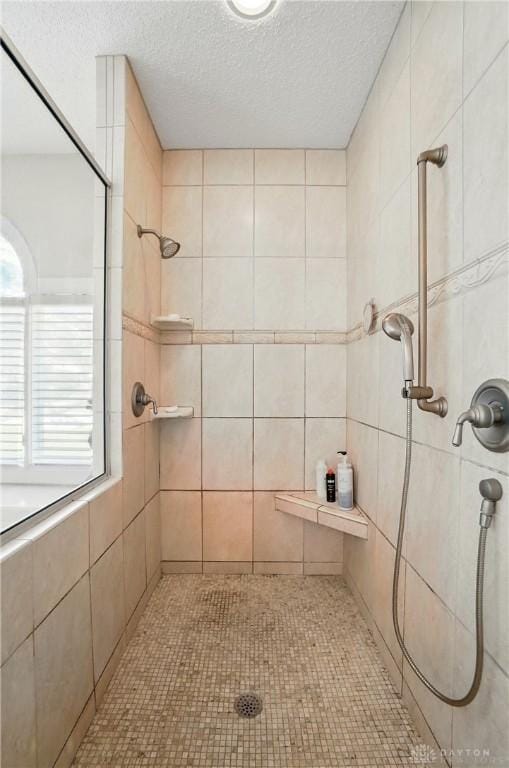 655 Devanshae Ct, Hamilton, OH 45013 - full bath featuring a tile shower and a textured ceiling