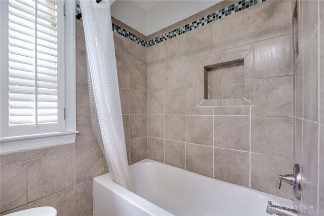 1603 Rosemont Blvd, Dayton, OH 45410 - full bath featuring shower / tub combo with curtain and toilet