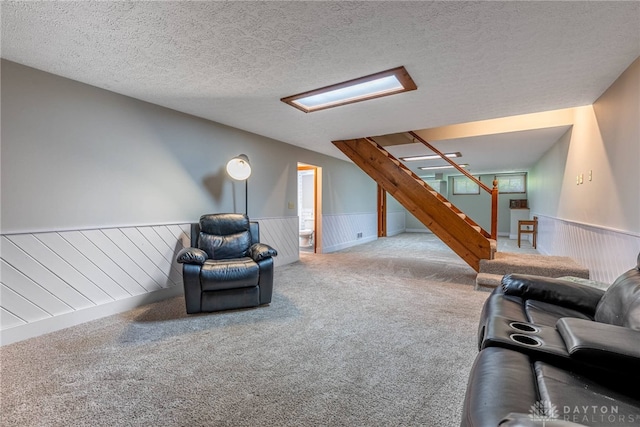 195 Sycamore Creek Dr, Springboro, OH 45066 - living area featuring a wainscoted wall, carpet flooring, and a textured ceiling