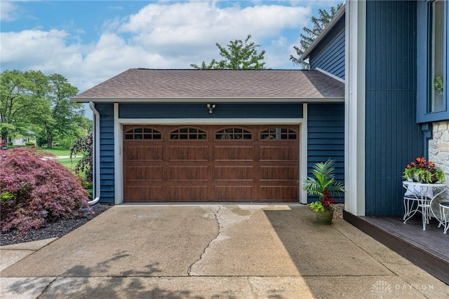 195 Sycamore Creek Dr, Springboro, OH 45066 - garage featuring concrete driveway