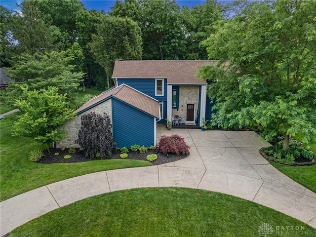 195 Sycamore Creek Dr, Springboro, OH 45066 - view of front of house with stone siding and a front yard