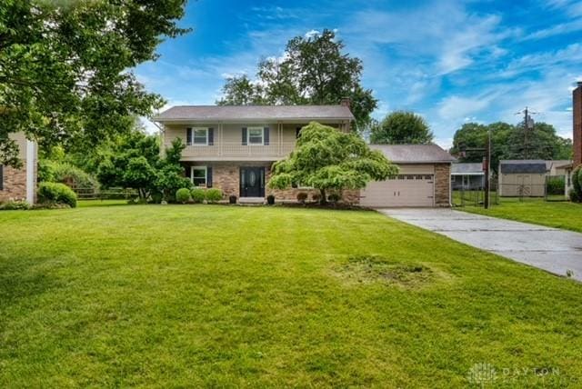 116 Whisman Dr, Middletown, OH 45042 - view of front of property featuring driveway, a garage, and a front yard