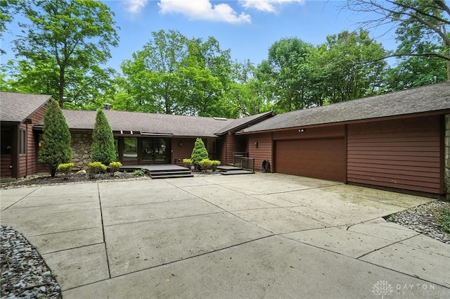 1917 Antrim Ct, Middletown, OH 45042 - view of front of property featuring a garage, roof with shingles, and concrete driveway