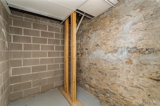 964 Auburnview Dr Unit 3E, Cincinnati, OH 45206 - bathroom featuring concrete floors