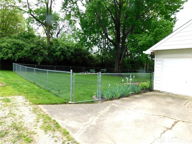 316 Center St, Lebanon, OH 45036 - view of yard with driveway and a garage