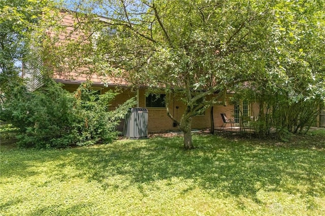 1620 Ambridge Rd, Dayton, OH 45459 - view of grassy yard