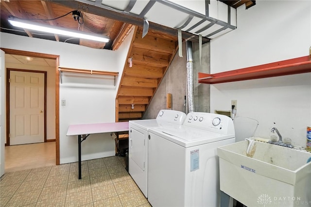 356 Saint James Pl, Springboro, OH 45066 - laundry area featuring washing machine and clothes dryer and light floors