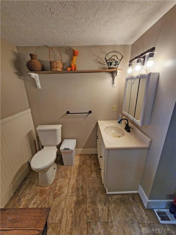 3054 Carpenter Rd, Jefferson Twp, OH 45335 - bathroom with vanity and a textured ceiling