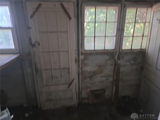 800 Linden Ave, Dayton, OH 45410 - unfurnished room with plenty of natural light and concrete block wall