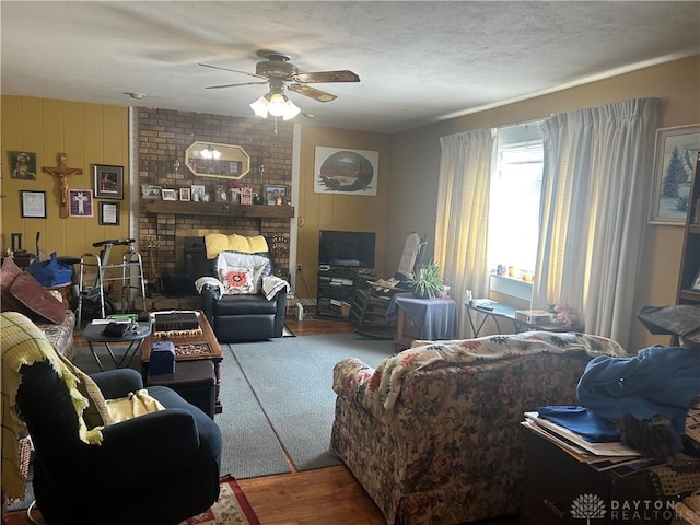 373 Walnut St, Xenia, OH 45385 - living area with wood finished floors and a ceiling fan