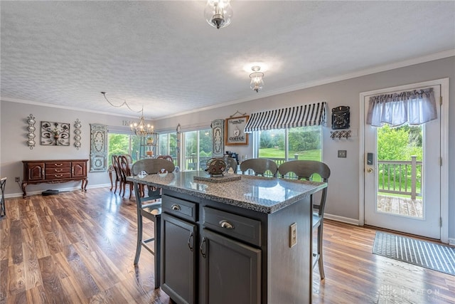 30 Salem Dr, Springboro, OH 45066 - kitchen featuring a breakfast bar, plenty of natural light, a chandelier, crown molding, and a textured ceiling