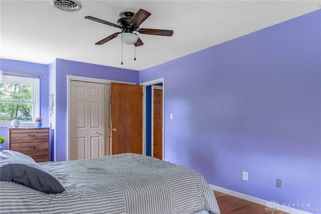 3105 Shadow Hill Rd, Middletown, OH 45042 - bedroom with wood finished floors, a closet, and a ceiling fan