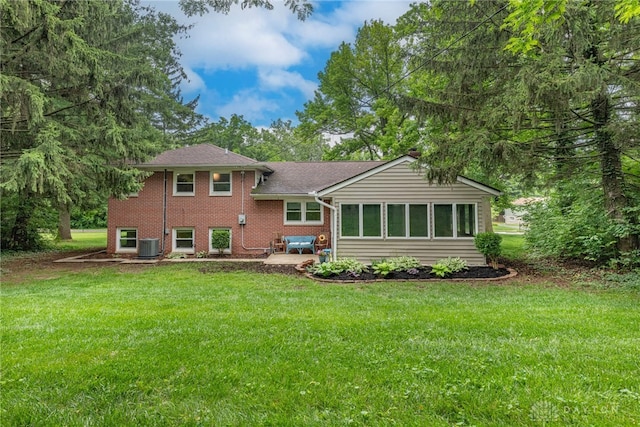 3105 Shadow Hill Rd, Middletown, OH 45042 - rear view of property featuring a patio, a yard, brick siding, and a shingled roof