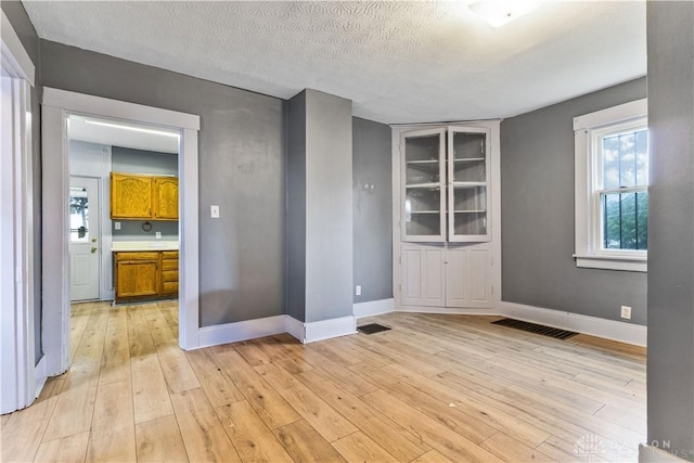 119 Wilson St, Hamilton, OH 45011 - unfurnished room featuring light wood-style flooring and a textured ceiling