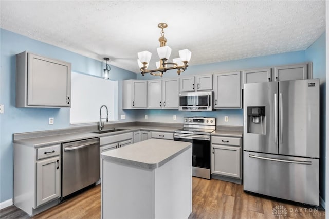 110 Easton Manor Dr, Monroe, OH 45050 - kitchen featuring stainless steel appliances, a chandelier, a textured ceiling, and gray cabinetry